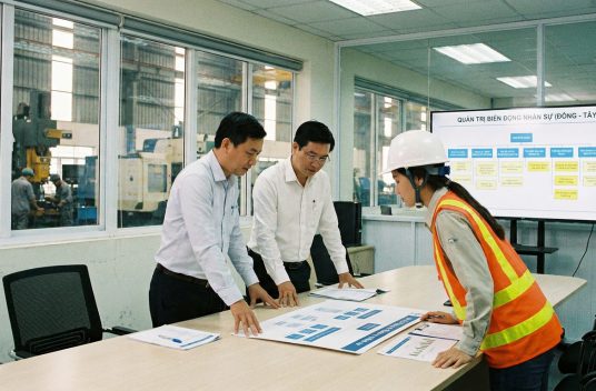Quản trị con người là gì? Triết lý Đông - Tây trong việc giải quyết biến động nhân sự tại nhà máy